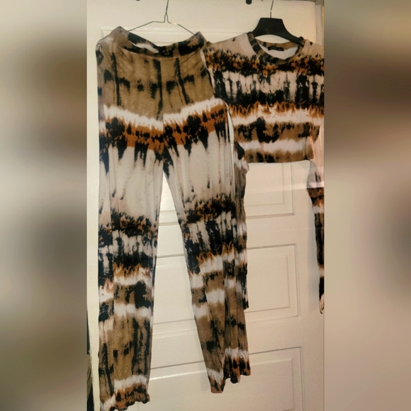Tan multi colored two piece - Picture 2 of 3